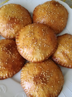 Una foto de Empanadillas redondas de bacon y quesos 🧀