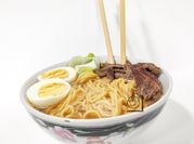 Una foto de ramen ternera