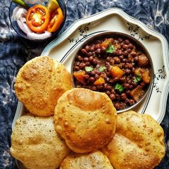 A picture of Chane ki sabzi with puri.