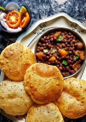 A picture of Chane ki sabzi with puri.