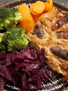 Foto principal de Toad in the hole, pastel de salchichas con verduras