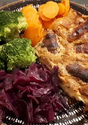Una foto de Toad in the hole, pastel de salchichas con verduras
