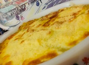 Una foto de PASTEL SALADO DE 🍆MELANZANE🍆(BERENJENA)🍆SALSA BLANCA Y 🧀QUESOS🧀