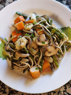 Una foto de Espárragos con gambas, surimi y gulas