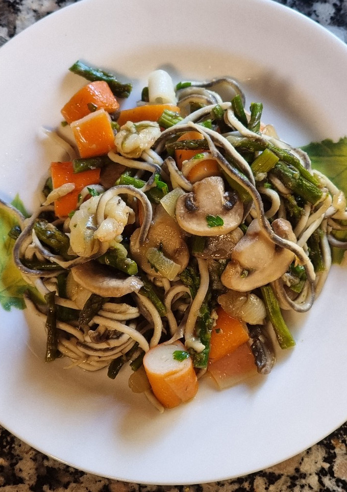 Una foto de Espárragos con gambas, surimi y gulas