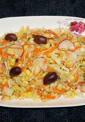 Una foto de ENSALADA DE REPOLLO CON CHOCLO. JON STYLE