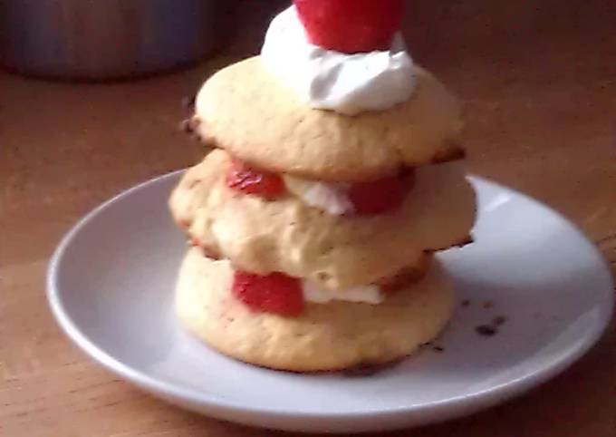 cookie cream and strawbery tower Recipe