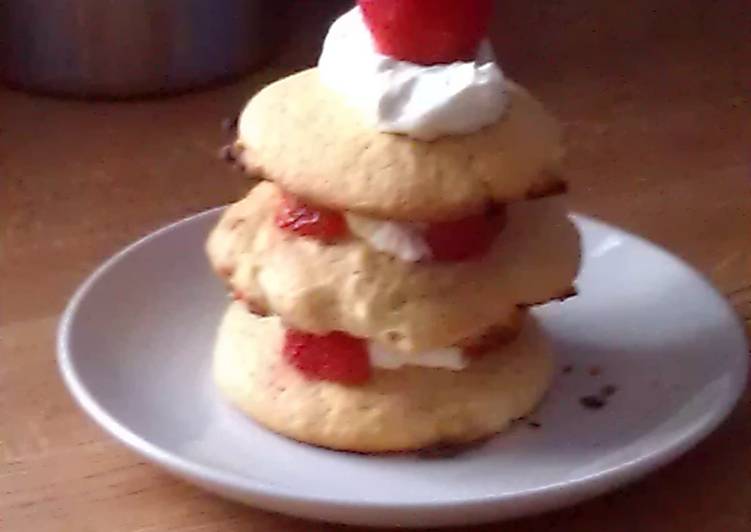 Step-by-Step Guide to Prepare Homemade cookie cream and strawbery tower