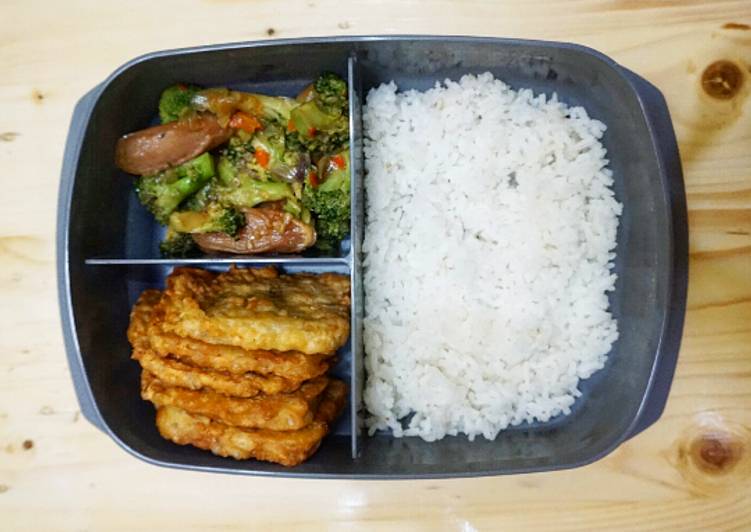 Lunchbox / Bekal : Tumis Sosis Brokoli dan Tempe Kriuk