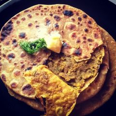 A picture of Dal paratha.