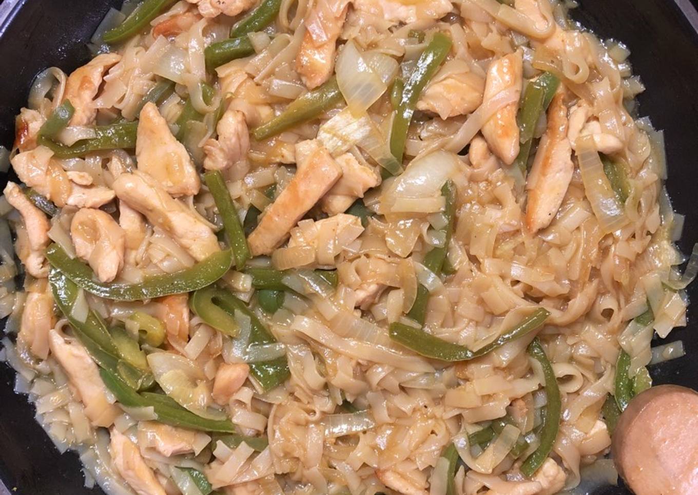 Noodles de arroz con salteado de pollo y verduras