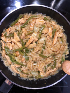 Una foto de Noodles de arroz con salteado de pollo y verduras
