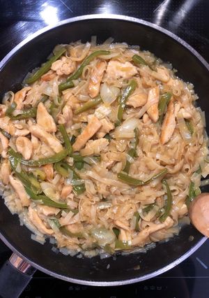 Una foto de Noodles de arroz con salteado de pollo y verduras