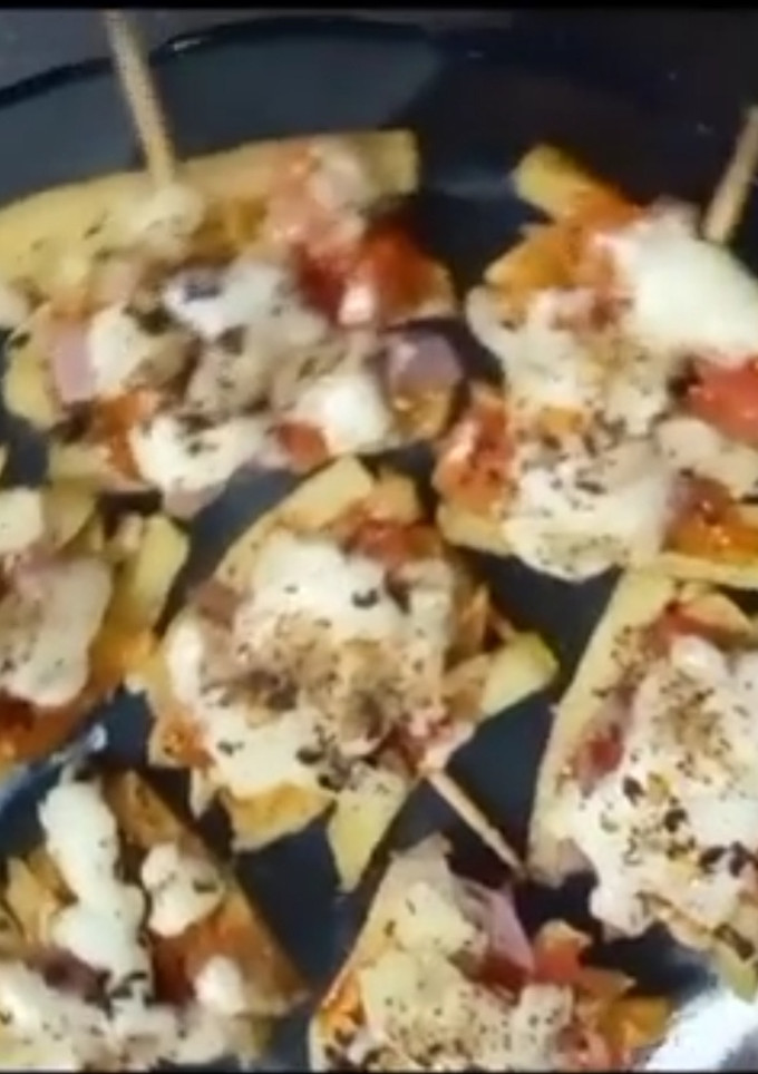 फ्रैंच फ्राइज पिज़्ज़ा (French fries pizza recipe in Hindi) रेसिपी मुख्य फोटो