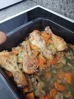 Una foto de Muslos de pollo con verduras al horno sin histamina