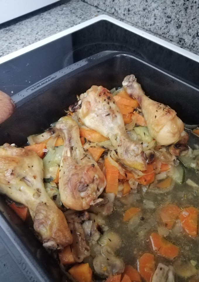 Una foto de Muslos de pollo con verduras al horno sin histamina