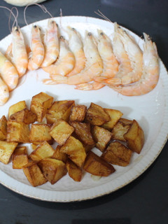 Una foto de Gambas cocidas con patatas y all i oli