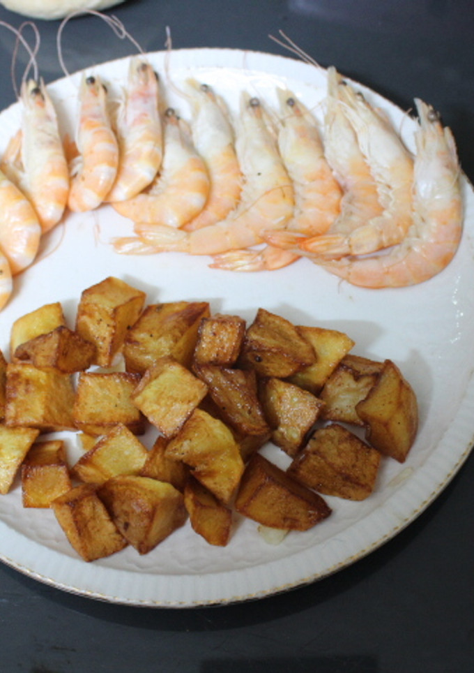Una foto de Gambas cocidas con patatas y all i oli
