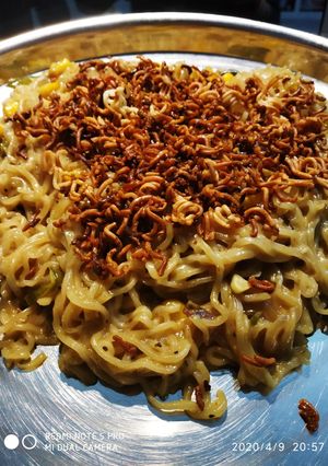 A picture of Creamy Corn and Capsicum Maggie with Maggie crisps.