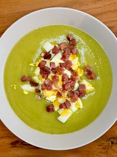 Una foto de 🥦 Crema de brócoli con huevo y jamón 🥚