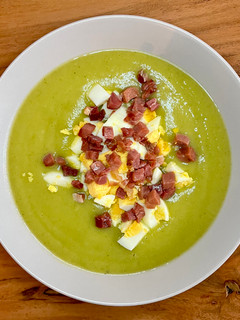 Una foto de 🥦 Crema de brócoli con huevo y jamón 🥚