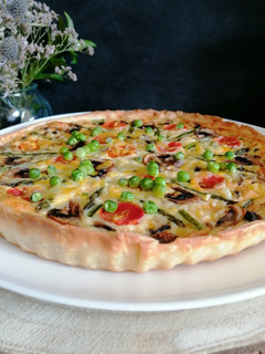 Una foto de Quiche de espárragos y champiñones