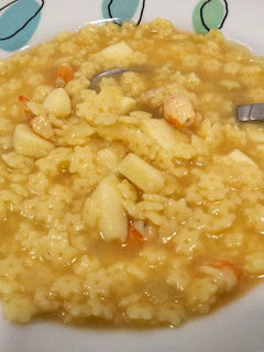 Una foto de Sopa sencilla de pota y langostinos cocidos