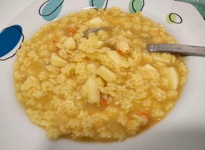 Una foto de Sopa sencilla de pota y langostinos cocidos