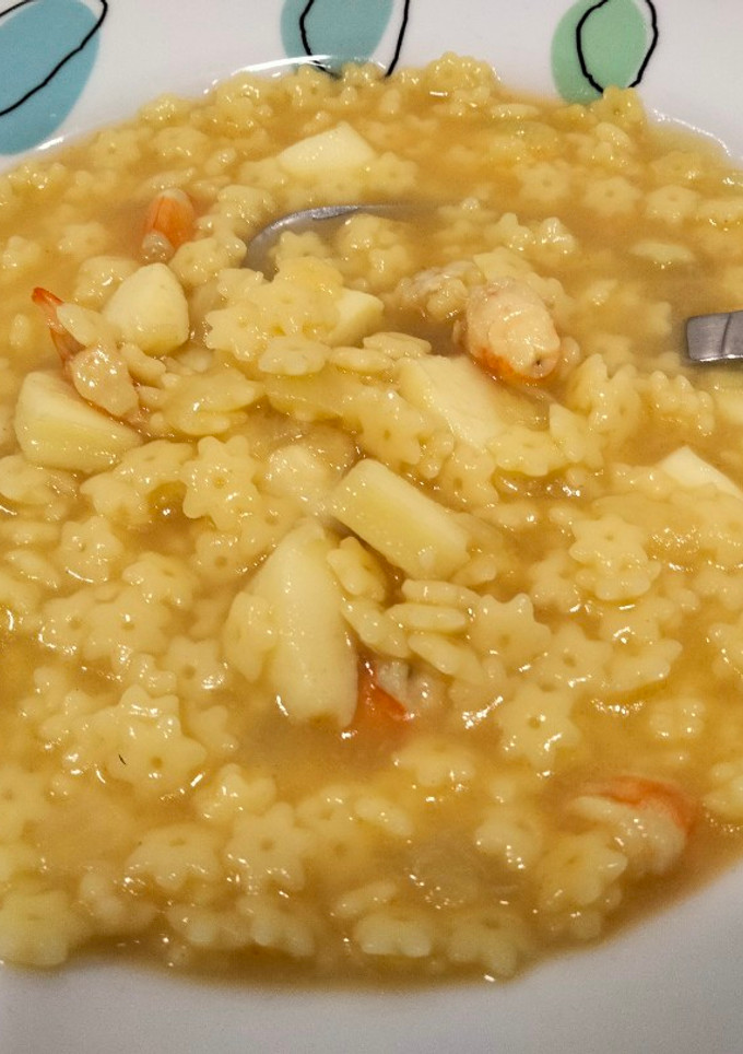 Una foto de Sopa sencilla de pota y langostinos cocidos