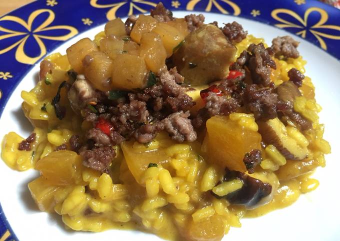 Passi a Preparare Qualsiasi notte della settimana Risotto porcini e zafferano con zucca, mela e sbriciolata di salsiccia piccante