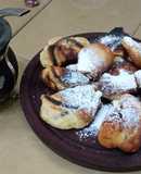 Buñuelos dulces con pasas de uva
