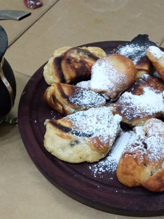 Una foto de Buñuelos dulces con pasas de uva