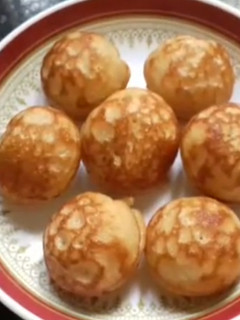 இனிப்பு குழிப்பணியாரம் (Inippu kuzhipaniyaram recipe in tamil) செய்முறை முக்கிய புகைப்படம்