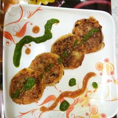 A picture of Potato paneer spinach pattice.