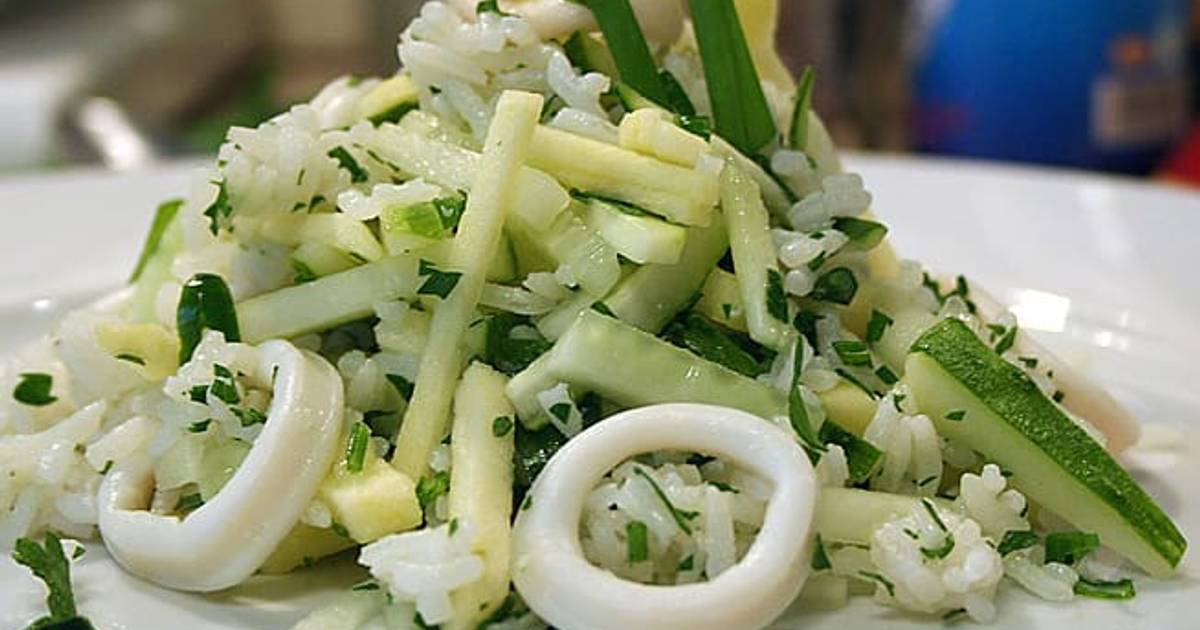 Салат с кальмарами кбжу. Салат с кальмарами. Салат с кальмарами и солеными огурцами. Салат с кальмаром и огурцом. Салат с кальмарами самый вкусный и простой с огурцом.