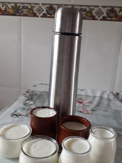 Una foto de Yogur casero hecho en un termo