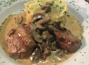 Una foto de Lomo al champignon con puré gourmet
