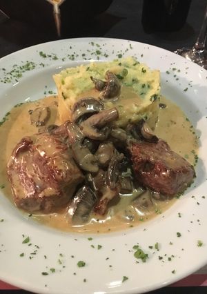Una foto de Lomo al champignon con puré gourmet