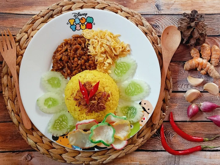 Langkah Mudah untuk Membikin Resep  Nasi kuning simple rice cooker yang Bisa Manjain Lidah, Enak