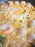 Mì gói nấu tôm trứng