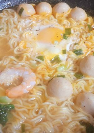 Hình của món Mì gói nấu tôm trứng.