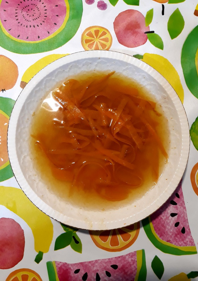 Una foto de Caldo casero de pollo con tallarines de zanahoria