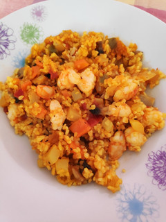 Una foto de Bulgur con verduras, champiñones y langostinos