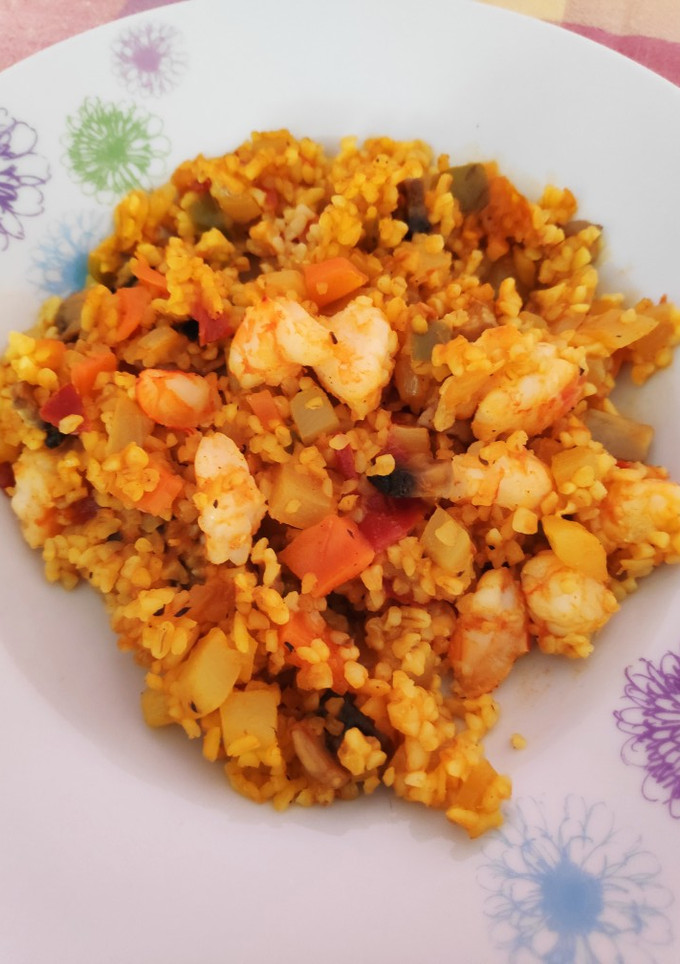 Una foto de Bulgur con verduras, champiñones y langostinos