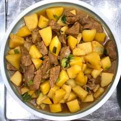 A picture of Thịt lợn hầm khoai tây cực kì nhanh.
