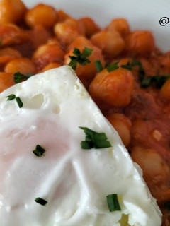 Una foto de Garbanzos con fritada de atún y huevo poché