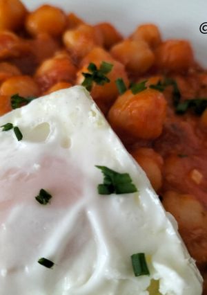 Foto principal de Garbanzos con fritada de atún y huevo poché