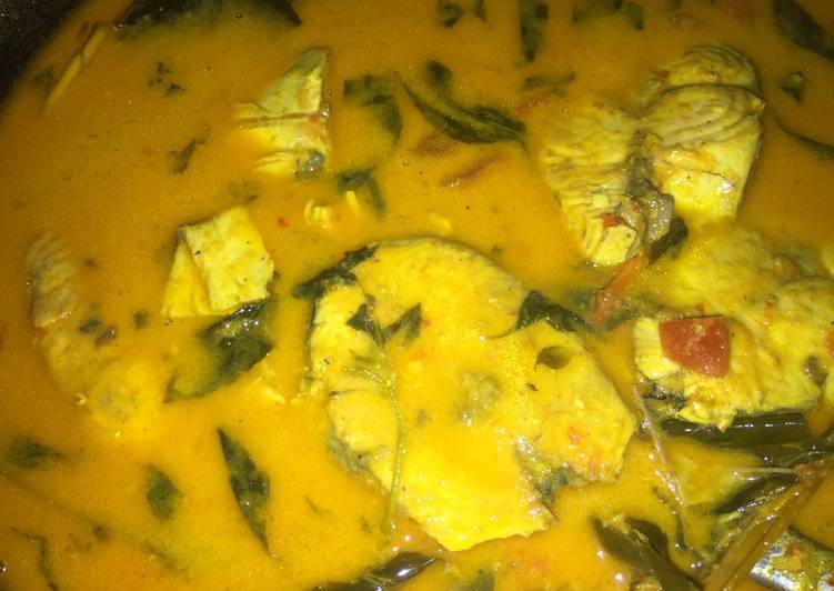 Langkah Mudah untuk Menyiapkan Gulai ikan tenggiri, Enak Banget