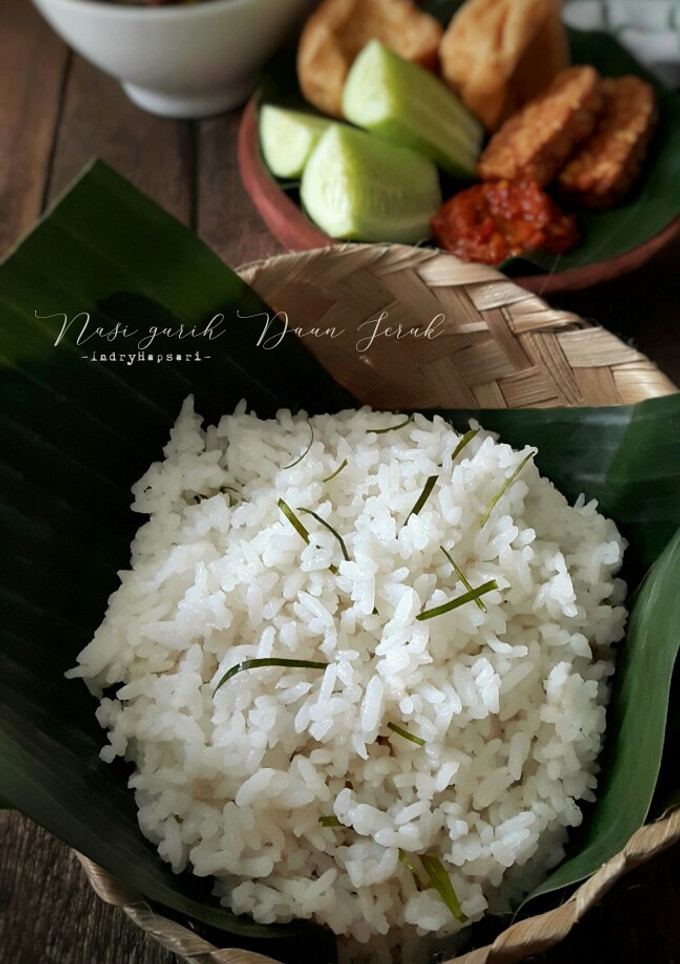 Foto resep Nasi Gurih Daun Jeruk Simple ala Indy