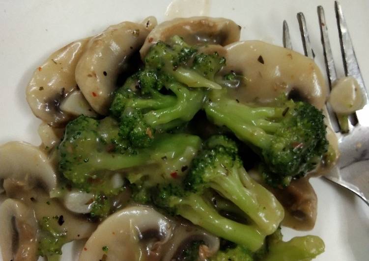 Broccoli and mushroom in garlic sauce